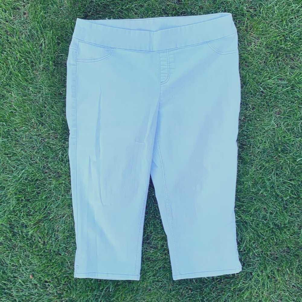 Chico’s elastic waist light blue pull-on denim capris 2.5 (M-L)